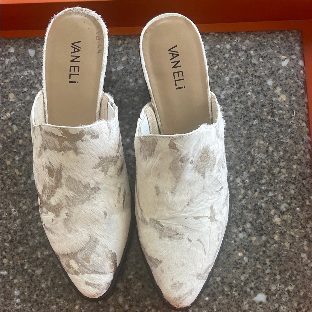 Vaneli Women's Textured White and Tan Mules